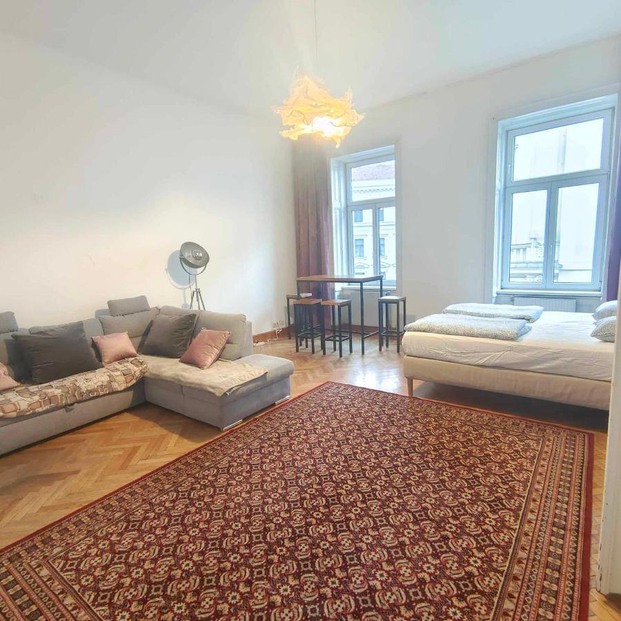 Large 4 In The Center Of * Viena