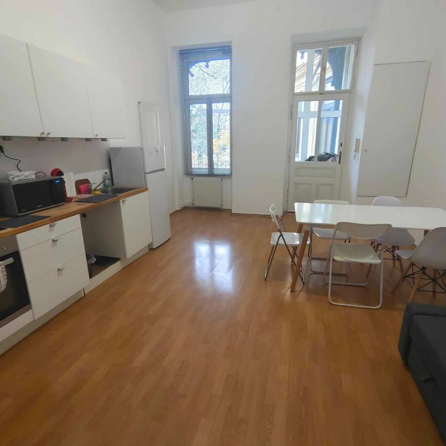 Large 4 In The Center Of Viena