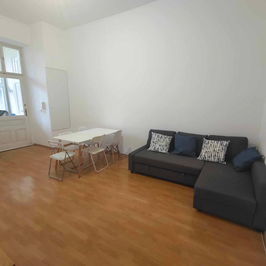 Large 4 In The Center Of * Viena