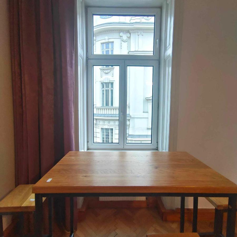 Large 4 In The Center Of * Viena